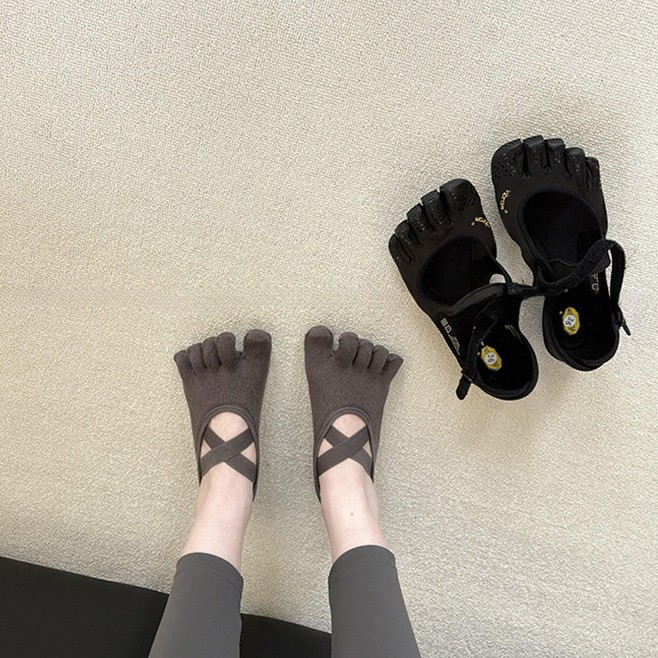 女性用クロスストラップ5本指ヨガソックス滑り止めシリコングリ - No Show Sock Women のレビューと価格