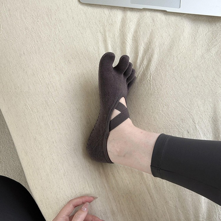 女性用クロスストラップ5本指ヨガソックス滑り止めシリコングリ - No Show Sock Women のレビューと価格
